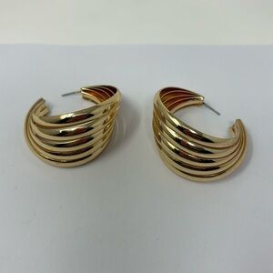 Thick gold-colored hoop earrings simulating 6 joined hoops
